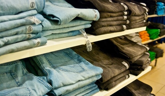 Como comprar roupas para revender