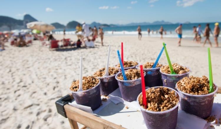 Venda de açaí em copo na rua