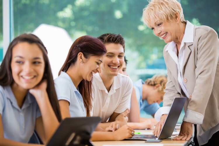 quanto ganha um dono de escola particular